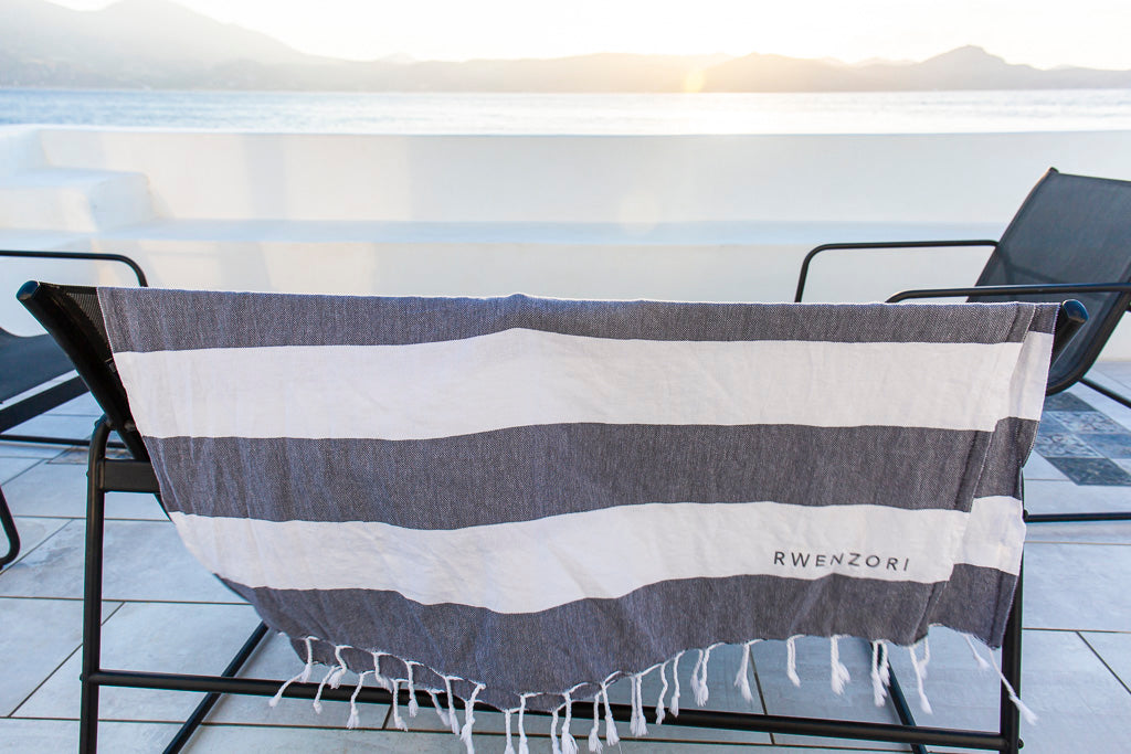 Rwenzori luxury Turkish towels in neutral tones – perfect gift for him or her. Navy.