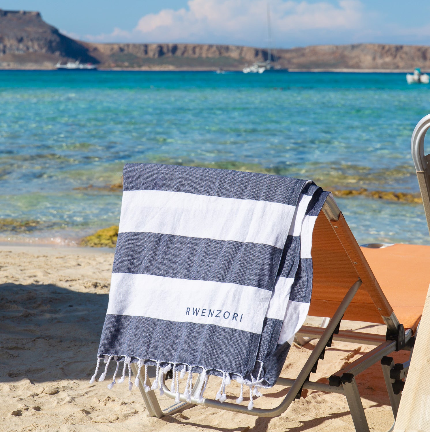 Luxury Turkish peshtemal towel by Rwenzori – perfect for beach, travel, or home. Navy.